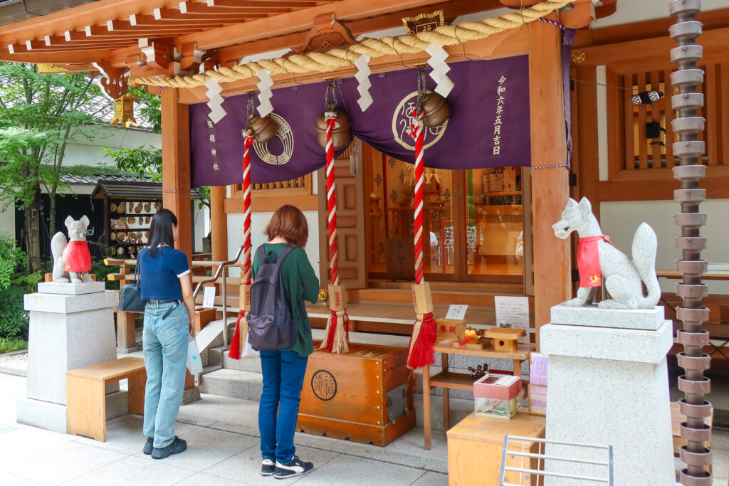 도쿄역 근처 가볼만한곳 니혼바시 대박 기원 후쿠토쿠 신사 본전에서 기도하기