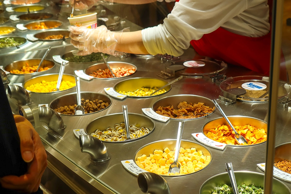 요코하마 컵누들 박물관 컵라면 토핑 고르기